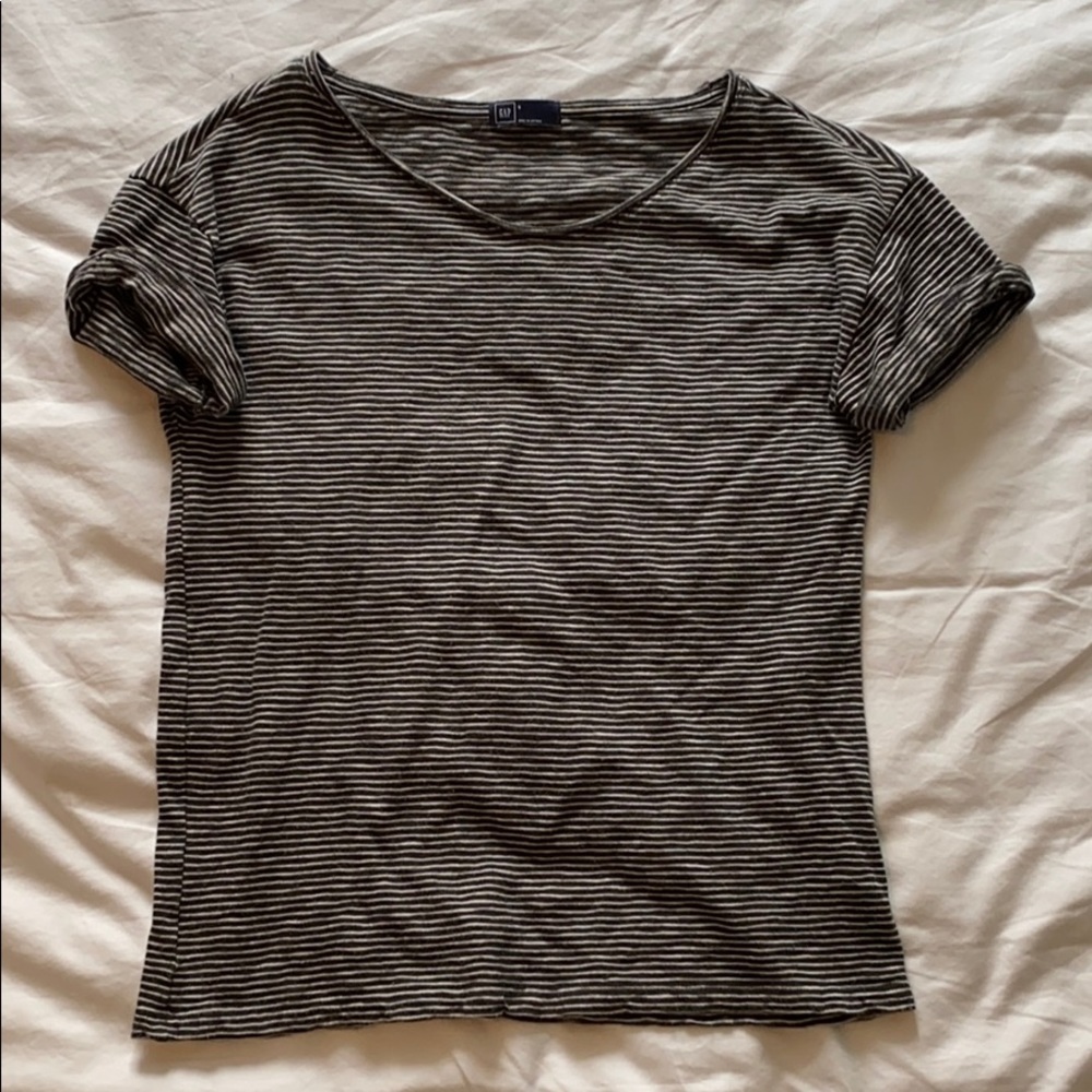Gap scoop neck tee